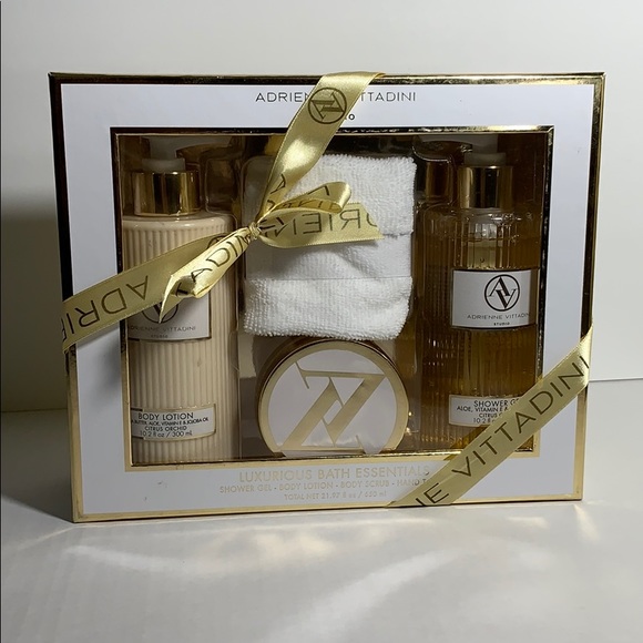 Adrienne Vittadini Luxurious Bath Essentials Set